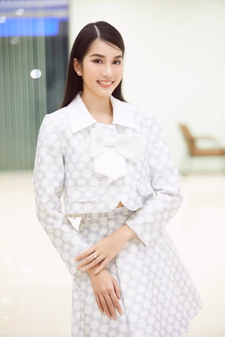 Phương Anh sử dụng thành thạo song ngữ Anh, Pháp và giành ngôi vị Á hậu 1 của cuộc thi Hoa hậu Việt Nam 2020.