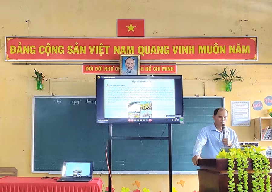 Báo cáo viên triển khai các nội dung tại Hội nghị bồi dưỡng chính trị hè 2023.