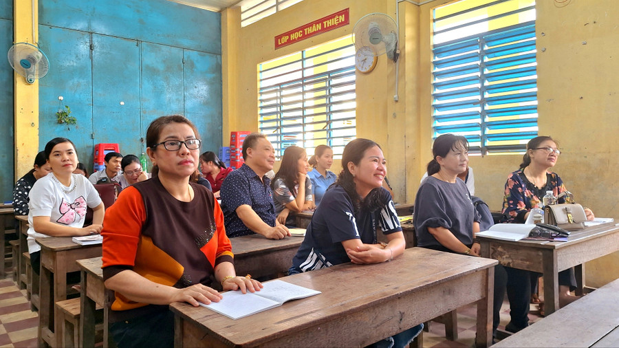 Viên chức tham dự Hội nghị bồi dưỡng chính trị hè 2023 tại điểm cầu Trường Tiểu học A thị trấn Phú Hòa (Thoại Sơn, An Giang). Viên chức tham dự Hội nghị bồi dưỡng chính trị hè 2023 tại điểm cầu Trường Tiểu học A thị trấn Phú Hòa (Thoại Sơn, An Giang).