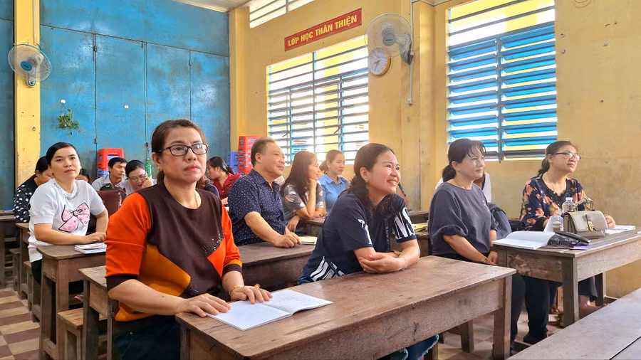 Viên chức tham dự Hội nghị bồi dưỡng chính trị hè 2023 tại điểm cầu Trường Tiểu học A thị trấn Phú Hòa (Thoại Sơn, An Giang).