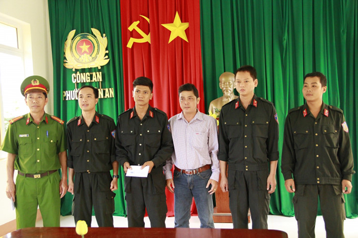 Các chiến sĩ tham gia giải cứu con tin được khen thưởng. Ảnh: Giao Thông.