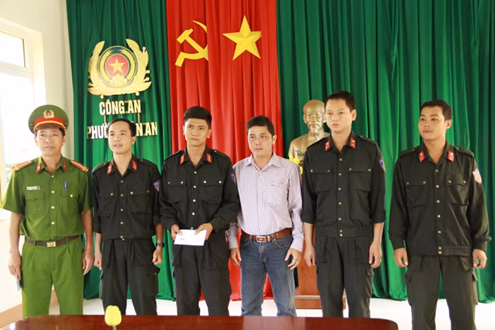 Các chiến sĩ tham gia giải cứu con tin được khen thưởng. Ảnh: Giao Thông.