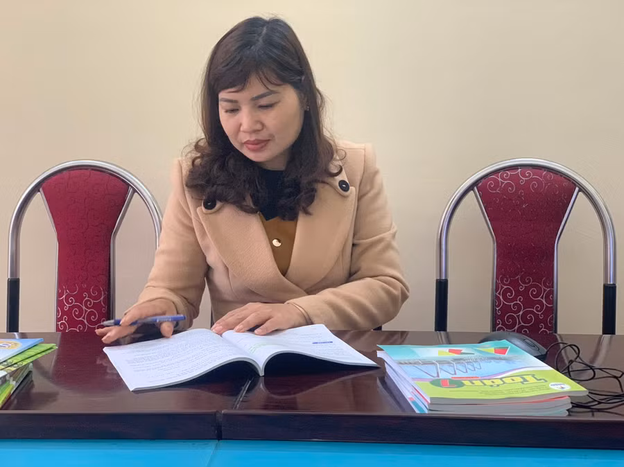 Giáo viên Trường THCS Nguyễn Chuyên Mỹ (Hải Phòng) nghiên cứu sách giáo khoa mới.