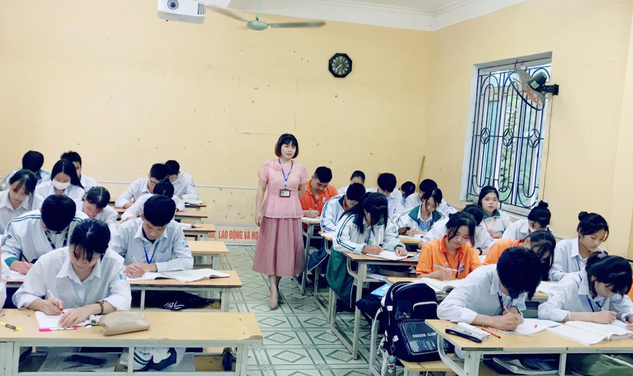 Cô trò Trường THPT Trần Quang Khải (Khoái Châu, Hưng Yên) trong giờ học. Cô trò Trường THPT Trần Quang Khải (Khoái Châu, Hưng Yên) trong giờ học.
