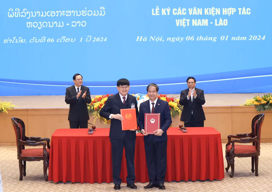 Bộ trưởng Bộ GD&ĐT Nguyễn Kim Sơn và Bộ trưởng Bộ Giáo dục và Thể thao Lào Phout Simmalavong ký kết Kế hoạch hợp tác trước sự chứng kiến của Thủ tướng Phạm Minh Chính và Thủ tướng nước Cộng hòa Dân chủ Nhân dân Lào Sonexay Siphandone.