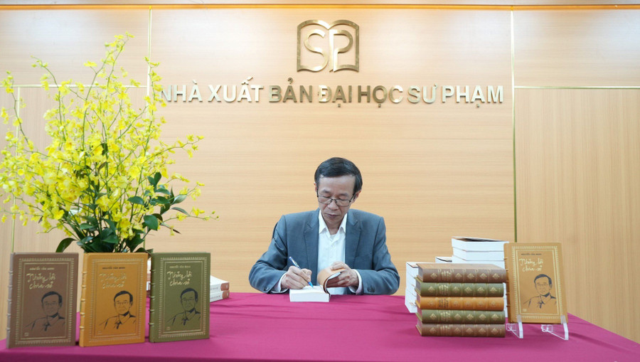 GS. Nguyễn Văn Minh - tác giả cuốn sách "Những lời chia sẻ" ký tặng bạn đọc tham gia ủng hộ Quỹ Đồng hành với học sinh, sinh viên vùng khó khăn của Trường ĐHSP Hà Nội. GS. Nguyễn Văn Minh - tác giả cuốn sách "Những lời chia sẻ" ký tặng bạn đọc tham gia ủng hộ Quỹ Đồng hành với học sinh, sinh viên vùng khó khăn của Trường ĐHSP Hà Nội.
