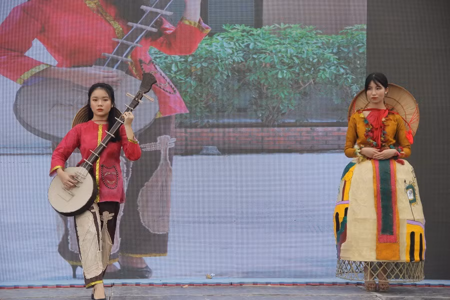 Thi thiết kế thời trang bằng các chất liệu thân thiện với môi trường về các di sản văn hóa Thi thiết kế thời trang bằng các chất liệu thân thiện với môi trường về các di sản văn hóa