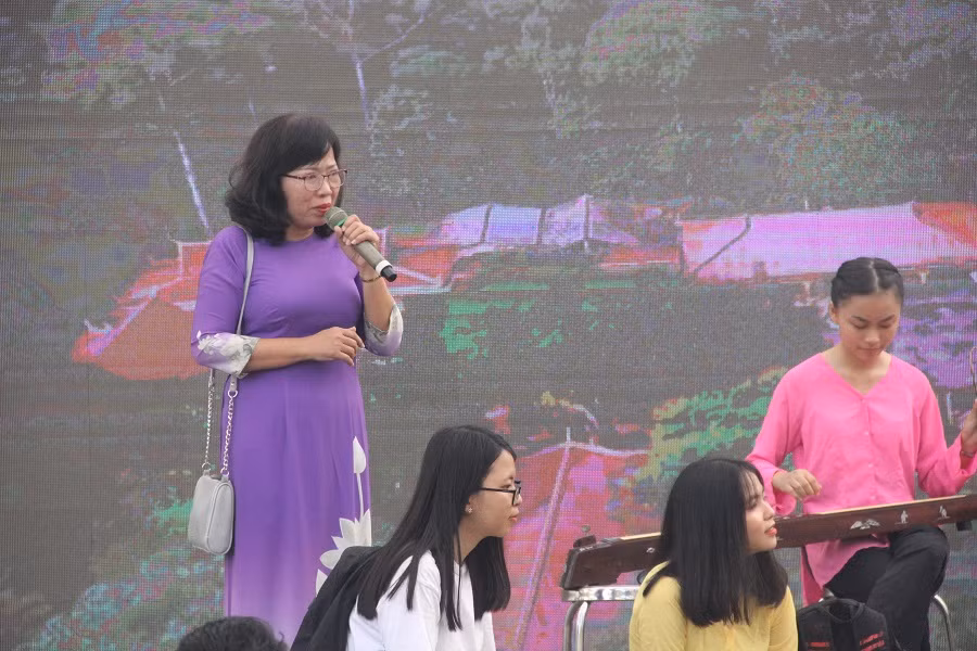 Cô và trò cùng tham gia tiết mục Dạ cổ hoài lang Cô và trò cùng tham gia tiết mục Dạ cổ hoài lang