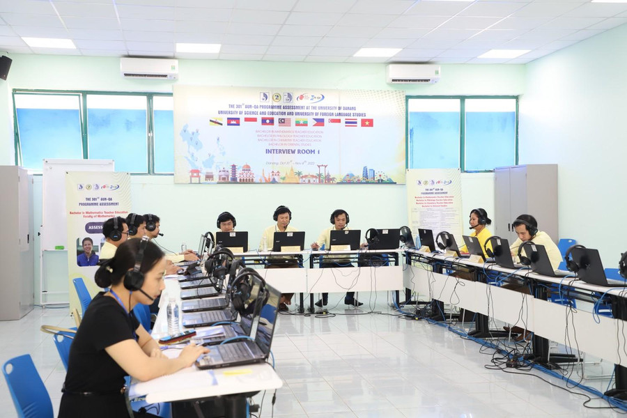 Một phiên làm việc của AUN tại các phòng phỏng vấn. Một phiên làm việc của AUN tại các phòng phỏng vấn.