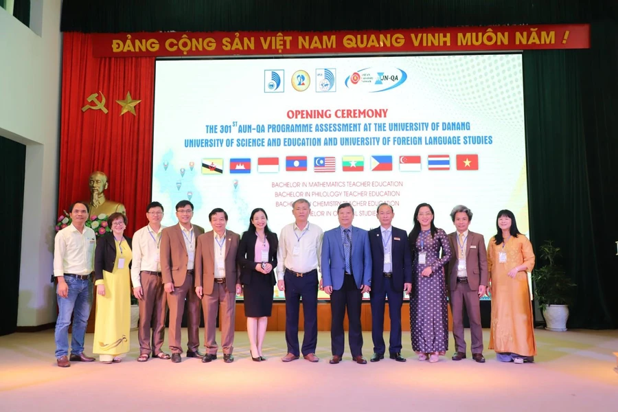 Các đại biểu chụp ảnh lưu niệm phiên khai mạc đánh giá ngoài chất lượng các chương trình đào tạo theo tiêu chuẩn AUN - QA lần thứ 301. 