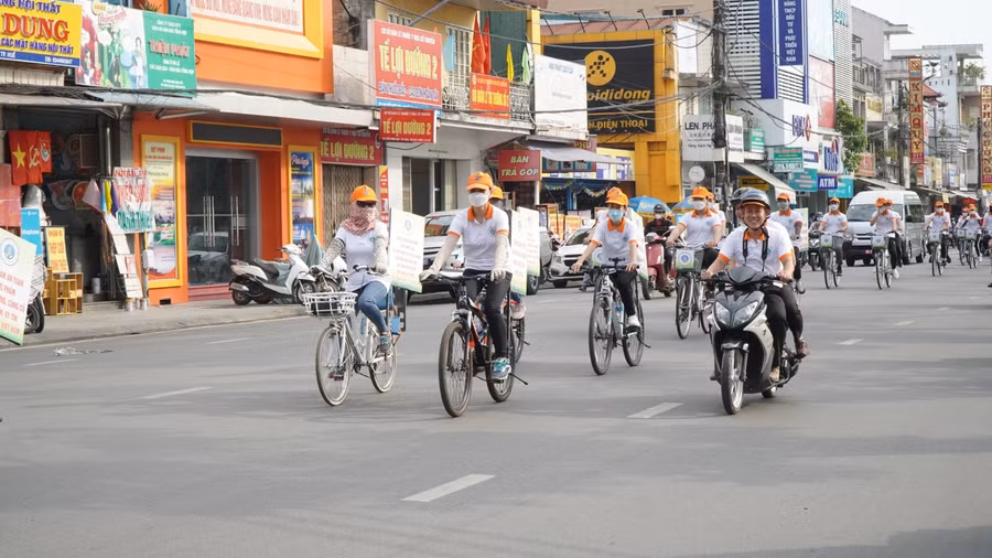 Tổ chức diễu hành, cổ động, tuyên truyền trên các tuyến phố, các chợ trên địa bàn thành phố Huế.