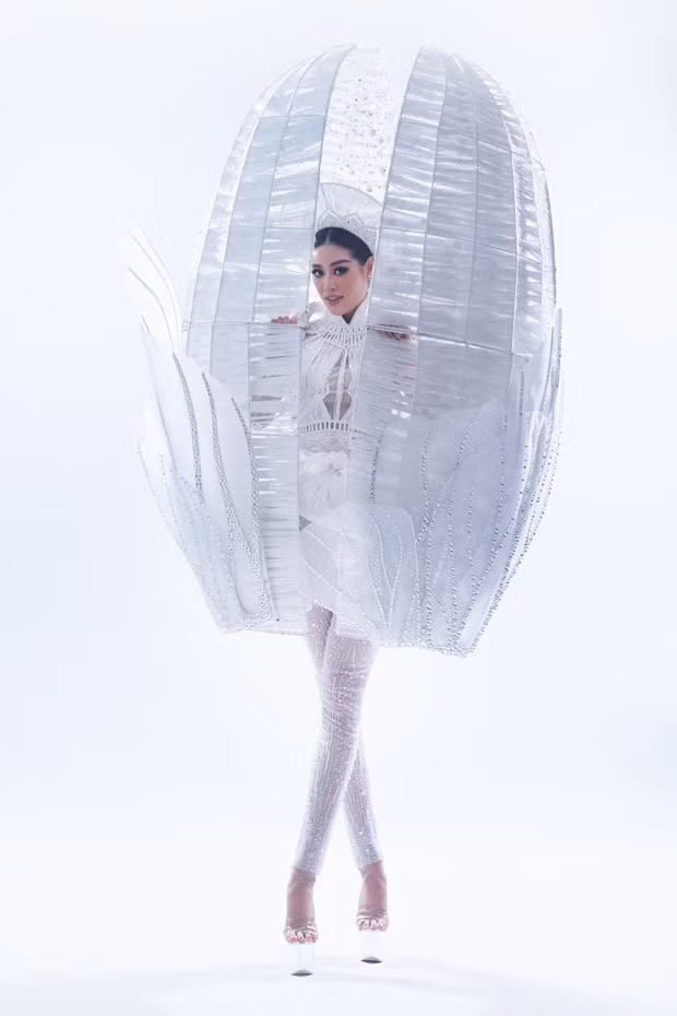 Bộ trang phục "Kén Em" được Khánh Vân lựa chọn trình diễn tại Miss Universe.