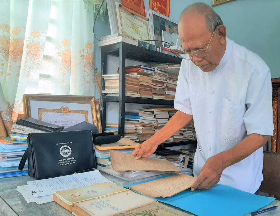 Hơn 80 tuổi, NGND Lâm Es dành thời gian nghiên cứu, góp sức cùng thế hệ trẻ.