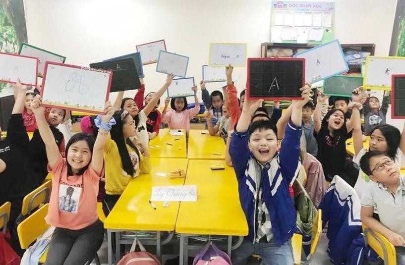 Học sinh Trường Tiểu học Bắc Hà (TP Hà Tĩnh) hứng thú với tiết học trên lớp. Ảnh: NTCC