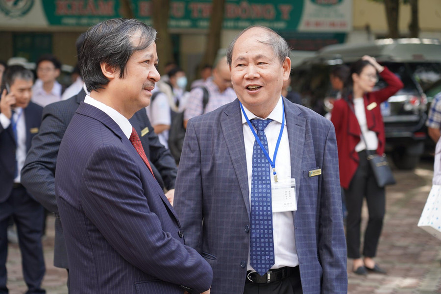 Bộ trưởng Nguyễn Kim Sơn chúc mừng Nhà giáo Nhân dân Nguyễn Vũ Lương trong dịp kỷ niệm ngày thành lập Trường THPT chuyên Khoa học Tự nhiên.