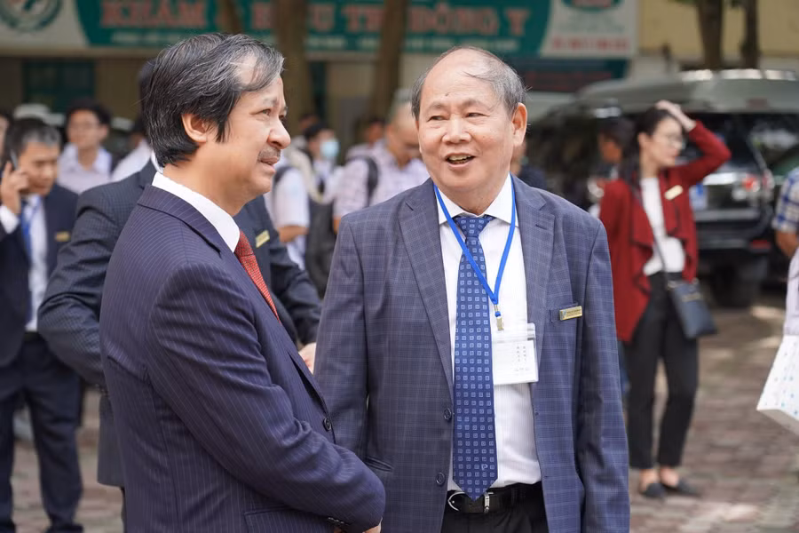 Bộ trưởng Nguyễn Kim Sơn chúc mừng Nhà giáo Nhân dân Nguyễn Vũ Lương trong dịp kỷ niệm ngày thành lập Trường THPT chuyên Khoa học Tự nhiên.