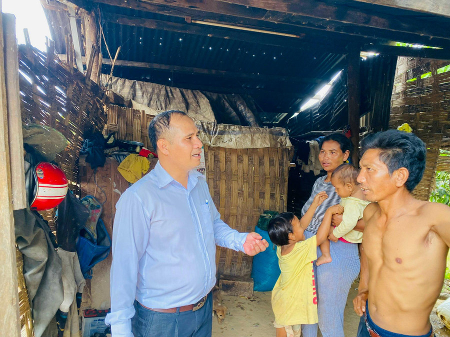 Thầy Y Thắng Rơ Yam đến tận nhà học sinh để tìm hiểu hoàn cảnh gia đình. Thầy Y Thắng Rơ Yam đến tận nhà học sinh để tìm hiểu hoàn cảnh gia đình.