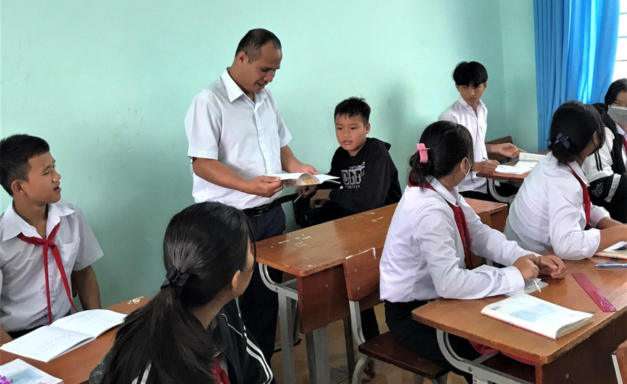 Thầy Y Thắng Rơ Yam với một tiết dạy trên lớp. Thầy Y Thắng Rơ Yam với một tiết dạy trên lớp.