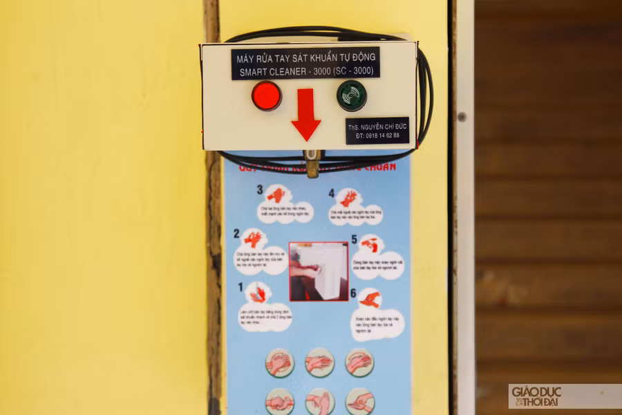 Nhiều trường học tại TP.HCM trang bị máy rửa tay sát khuẩn tự động cho học sinh.Ảnh minh hoạ Tuấn Anh