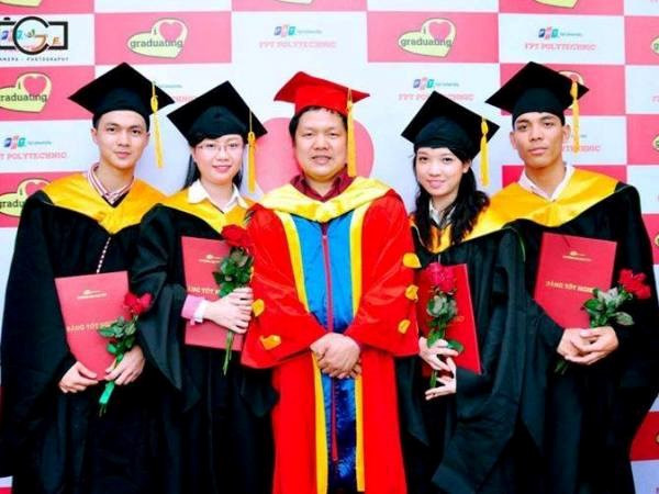 Tiến sỹ Đàm Quang Minh (áo đỏ) trao bằng tốt nghiệp cho các sinh viên. (Ảnh: Đại học FPT)