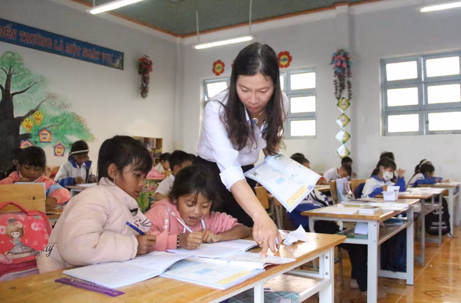 Thiếu giáo viên, cô Hồ Thị Thùy Vân, Hiệu trưởng Trường Tiểu học xã Đăk Hà, đảm nhận đứng lớp, giảng dạy 26 tiết/tuần.
