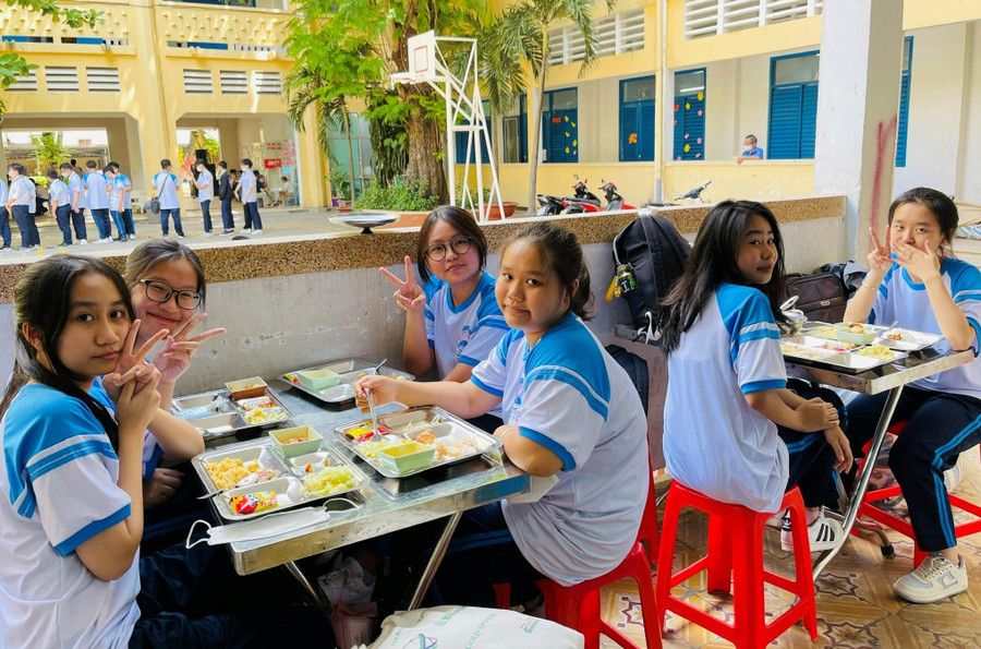 Học sinh Trường THPT Nguyễn Thị Diệu hào hứng khi trường tổ chức bán trú. Học sinh Trường THPT Nguyễn Thị Diệu hào hứng khi trường tổ chức bán trú.