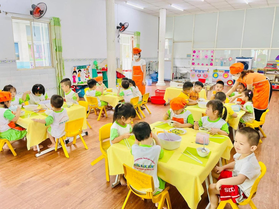 Bữa ăn bán trú của Trường Mầm non Hương Nắng Hồng. Bữa ăn bán trú của Trường Mầm non Hương Nắng Hồng.