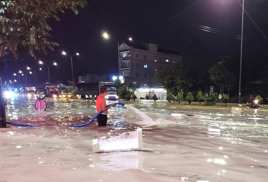 Sau mỗi cơn mưa, con đường phía trước nhà trường biến thành sông.