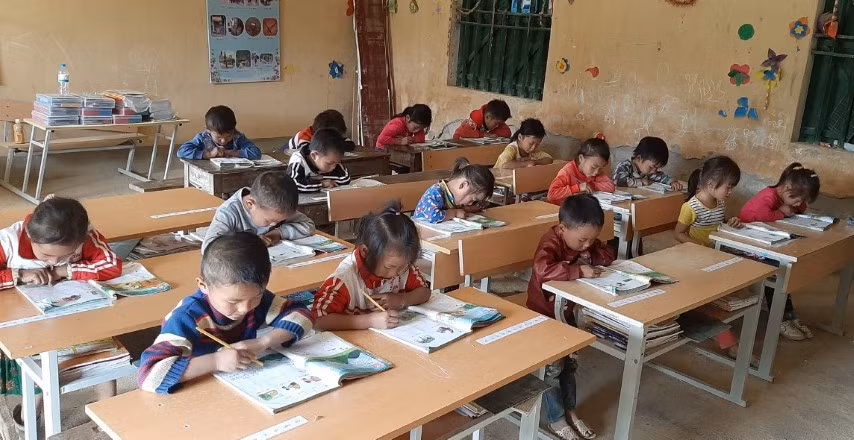 Một lớp học của Trường Phổ thông dân tộc bán trú Tiểu học Xín Cái – thời điểm chưa có dịch Covid-19. Ảnh: NVCC