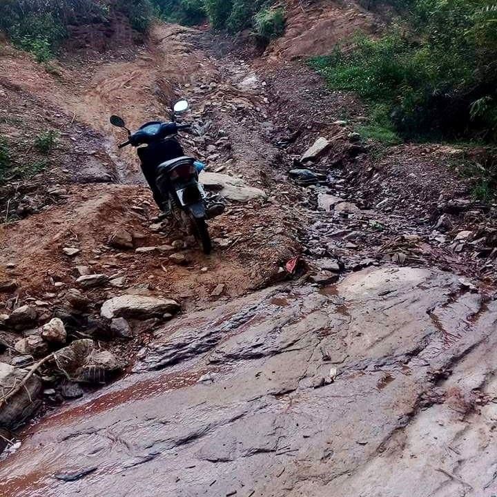 Con đường mà giáo viên “cắm bản” phải vượt qua trong hành trình chiêu sinh. Con đường mà giáo viên “cắm bản” phải vượt qua trong hành trình chiêu sinh.