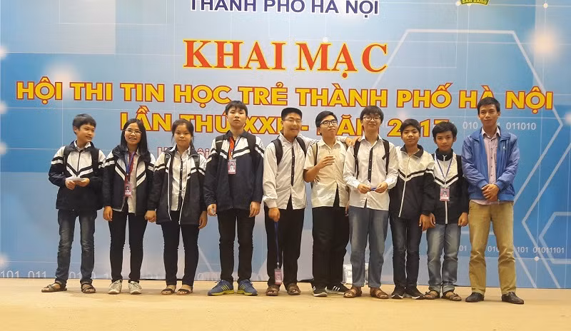 Thầy Huân cùng các em học sinh tham gia các cuộc thi về công nghệ thông tin.