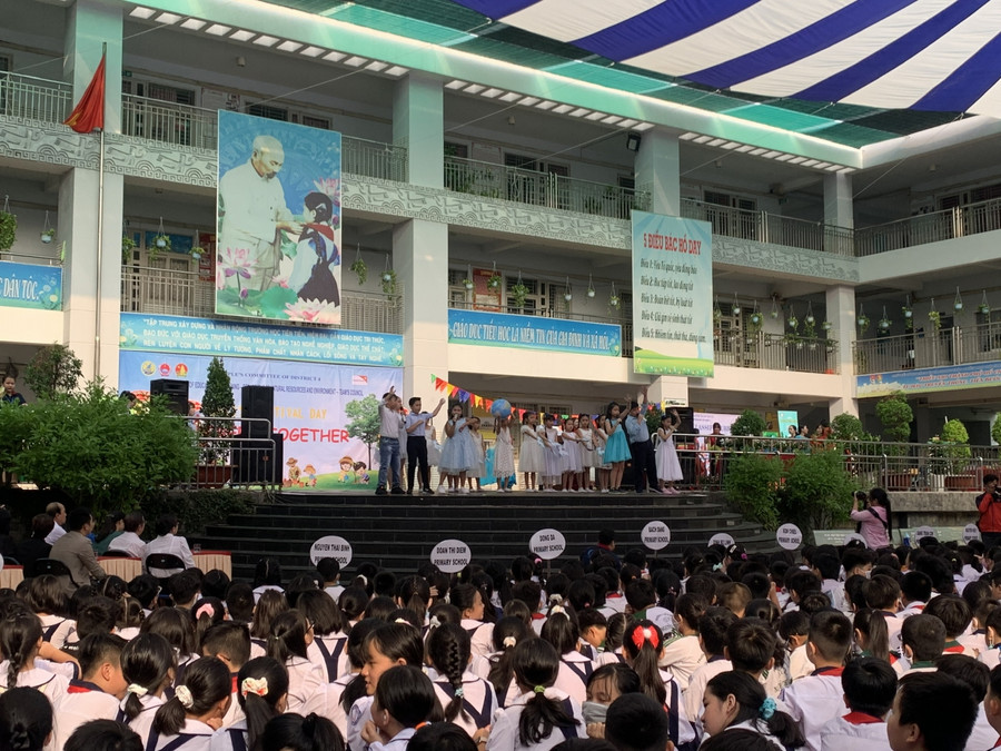 Học sinh biểu diễn tiết mục văn nghệ mở đầu cho ngày hội Học sinh biểu diễn tiết mục văn nghệ mở đầu cho ngày hội