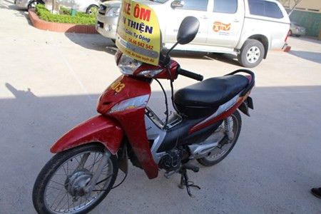 Nữ xe ôm thân thiện bị khách cầm gạch đánh, cướp xe Nu xe om than thien bi khach cam gach danh, cuop xe