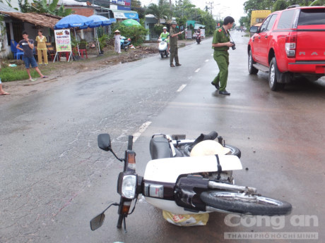 Đang đi trên đường, nam thanh niên tự ngã xe tử vong - Ảnh 1 Dang di tren duong, nam thanh nien tu nga xe tu vong - Anh 1