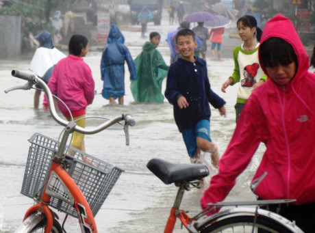 Rùng mình cảnh trẻ con Rung minh canh tre con