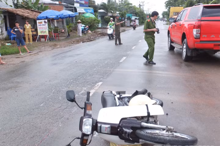 Đang đi trên đường, nam thanh niên tự ngã xe tử vong