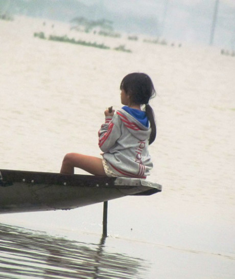 Rùng mình cảnh trẻ con Rung minh canh tre con