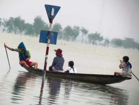 Rùng mình cảnh trẻ con Rung minh canh tre con