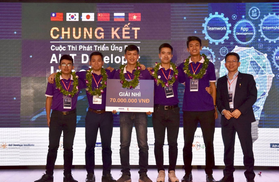 Giải nhì thuộc về dự án “Hệ thống hỗ trợ quản lý dây chuyền công nghiệp” (Trường ĐH Bách khoa Hà Nội). Giải nhì thuộc về dự án “Hệ thống hỗ trợ quản lý dây chuyền công nghiệp” (Trường ĐH Bách khoa Hà Nội).