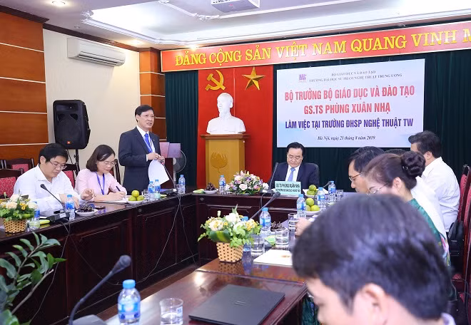 PGS.TS. Đào Đăng Phượng - Bí thư Đảng ủy, Hiệu trưởng Trường ĐHSP Nghệ thuật TW báo cáo tình hình hoạt động của Trường