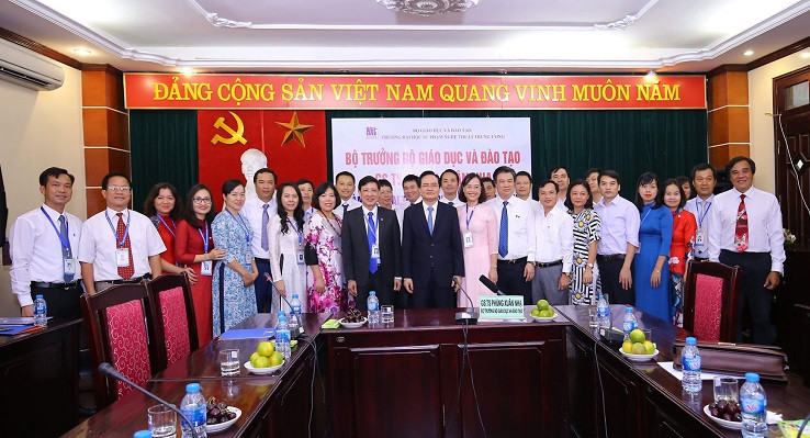 Bộ trưởng Bộ Giáo dục và Đào tạo Phùng Xuân Nhạ cùng đoàn công tác chụp ảnh lưu niệm với Lãnh đạo, cán bộ, giảng viên Trường ĐHSP Nghệ thuật TW Bộ trưởng Bộ Giáo dục và Đào tạo Phùng Xuân Nhạ cùng đoàn công tác chụp ảnh lưu niệm với Lãnh đạo, cán bộ, giảng viên Trường ĐHSP Nghệ thuật TW