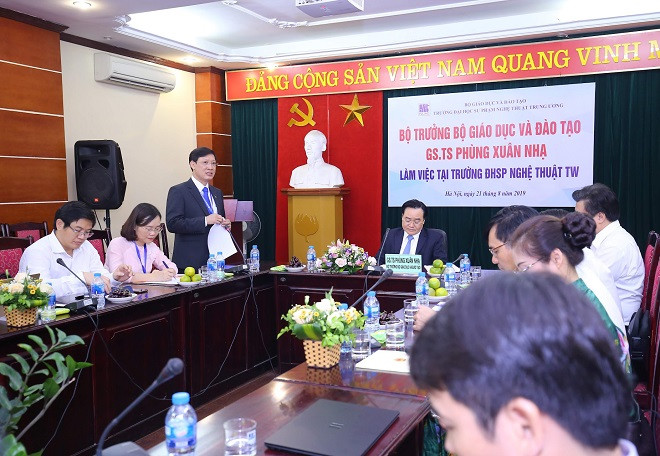 PGS.TS. Đào Đăng Phượng - Bí thư Đảng ủy, Hiệu trưởng Trường ĐHSP Nghệ thuật TW báo cáo tình hình hoạt động của Trường PGS.TS. Đào Đăng Phượng - Bí thư Đảng ủy, Hiệu trưởng Trường ĐHSP Nghệ thuật TW báo cáo tình hình hoạt động của Trường