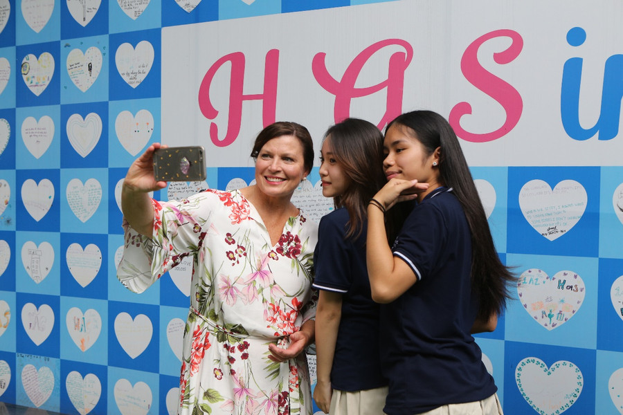 Phu nhân Thủ tướng chụp ảnh cùng học sinh THPT Phu nhân Thủ tướng chụp ảnh cùng học sinh THPT