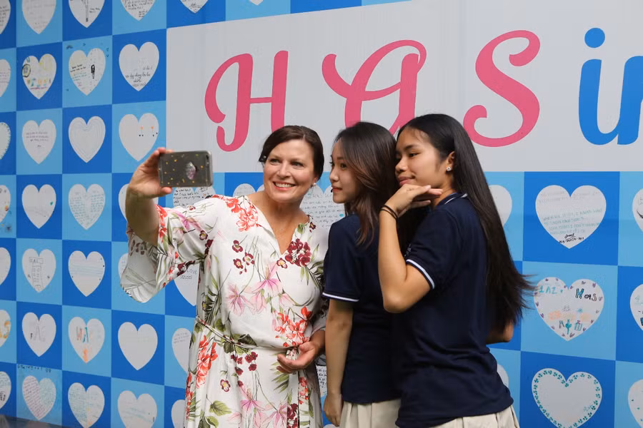 Phu nhân Thủ tướng chụp ảnh cùng học sinh THPT