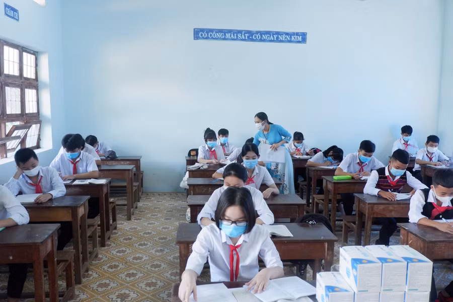 HS Trường THCS Nguyễn Tri Phương (Hòa Bắc) làm bài khảo sát khi đến trường học trực tiếp vào ngày 18/10