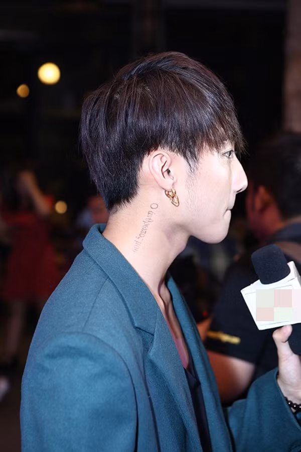 Một hình xăm mang dòng chữ Hy Lạp cổ đại vừa xuất hiện trên cổ Sơn Tùng M-TP gần như cùng vị trí với hàng chữ số La Mã trên cổ ngôi sao Kpop. Những hình xăm giống nhau của Sơn Tùng và G-Dragon