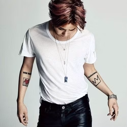 Ngay khi bức ảnh của Sơn Tùng được đăng tải, không ít người nhận ra hình xăm mới của nam ca sĩ Không phải dạng vừa đâu có nhiều điểm tương đồng với nam ca sĩ G-Dragon. Hình xăm của thủ lĩnh của Big Bang lấy cảm hứng từ Keith Haring, một nhân vật tiêu biểu từng đứng lên chống lại nạn phân biệt chủng tộc và kỳ thị người đồng tính ở Mỹ những năm 1980. Những hình xăm giống nhau của Sơn Tùng và G-Dragon