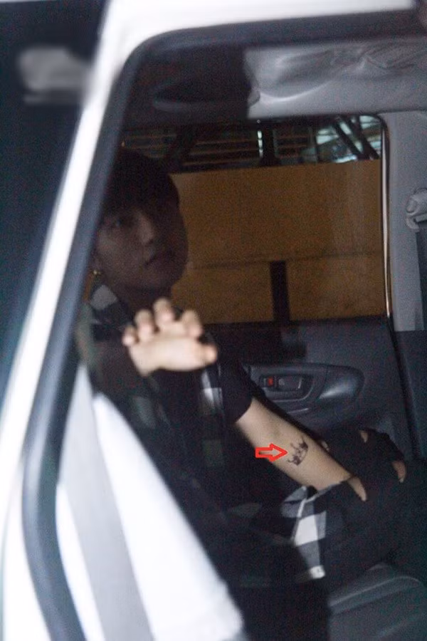 Sơn Tùng còn có nhiều hình xăm khác tương đồng với nam ca sĩ Hàn Quốc. Ở cánh tay trái của thí sinh The Remix mới xuất hiện hình vương miện, trong khi đó, G-Dragon từ trước đó cũng sở hữu một hình xăm vương miện cách điệu ở cùng vị trí. Những hình xăm giống nhau của Sơn Tùng và G-Dragon