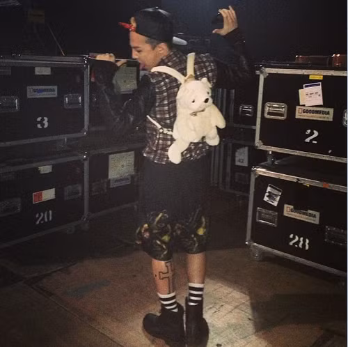 Trong khi đó, hình xăm thánh giá ngay sau bắp chân từng được G-Dragon khoe trong tour lưu diễn tại nước ngoài. Những hình xăm giống nhau của Sơn Tùng và G-Dragon