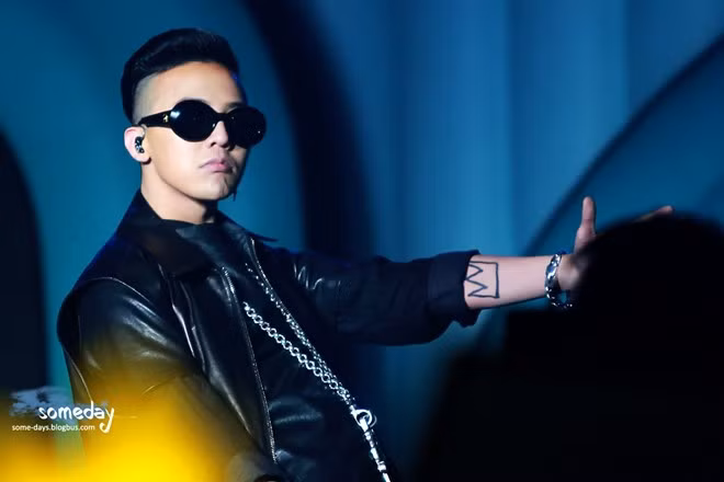 Hình xăm vương miện cách điệu của G-Dragon được lấy cảm hứng từ bức tranh trừu tượng Crown của họa sĩ Jean Michael Basquiat. Những hình xăm giống nhau của Sơn Tùng và G-Dragon